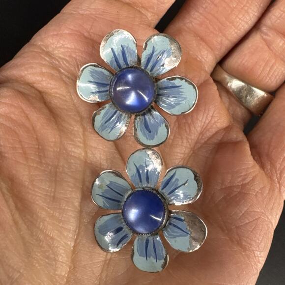 Vintage Blue Enamel Flower Sterling Silver Screw back Earrings - Picture 6 of 13